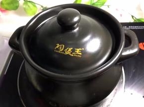 盖上锅盖焖煮30分钟左右