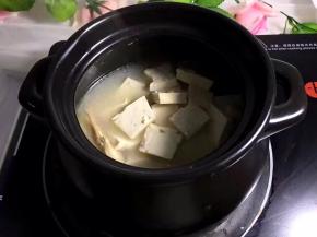 将豆腐切小块放入煲中