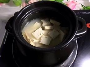将豆腐切小块放入煲中