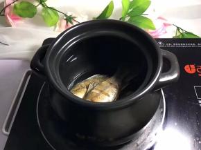 准备一个煲，将煎至好的鱼放入煲中