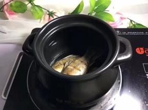 准备一个煲，将煎至好的鱼放入煲中