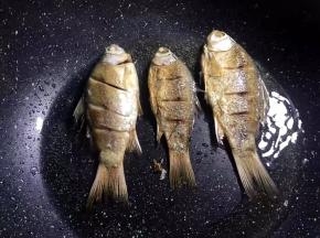 将鱼放入锅中煎至两面金黄