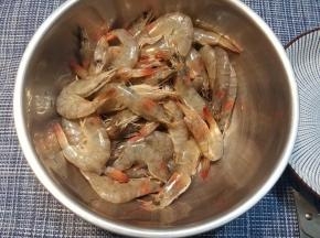 把虾冲洗干净，剪掉虾须子。
