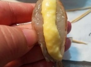 挤上一点沙拉酱，这个酱料根据自己的喜好选择即可。