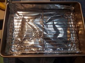 烤盘提前垫上锡纸，架上烤网。