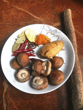 所有的配料食材备齐。