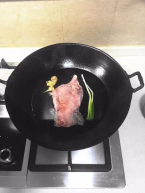 锅里放水放牛腩老姜和葱白，开火焯水。