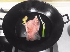 锅里放水放牛腩老姜和葱白，开火焯水。