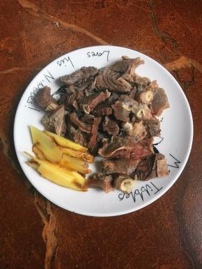 香菇洗净后用小刀画出花纹。