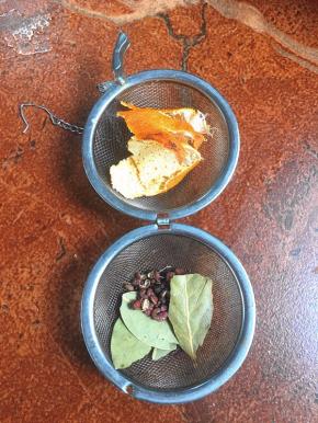 陈皮香叶和花椒装到调料盒里。