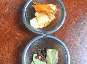 陈皮香叶和花椒装到调料盒里。