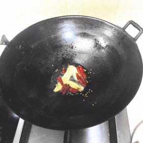 锅里烧热放油，放入姜片和辣椒一起爆炒出香味。