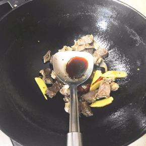 倒入牛腩一起翻炒出香味，加放料酒，豆腐乳，生抽和老抽。