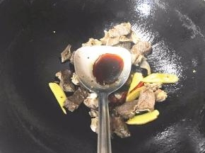 倒入牛腩一起翻炒出香味，加放料酒，豆腐乳，生抽和老抽。