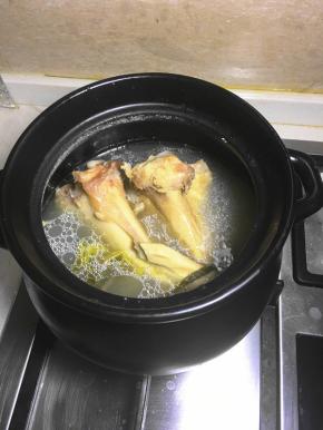 牛筒骨放姜片料酒开大火煮开后转小火熬3小时成高汤。