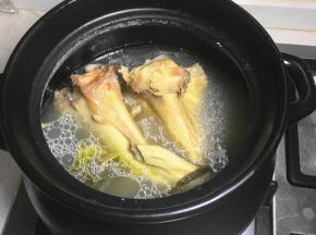 牛筒骨放姜片料酒开大火煮开后转小火熬3小时成高汤。