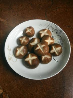 香菇洗净后用小刀画出花纹。