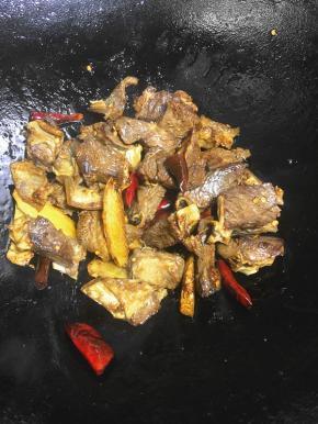 把所有的配料一起炒匀，炒出香味。