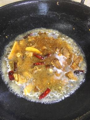 倒入牛骨高汤开大火烧开。