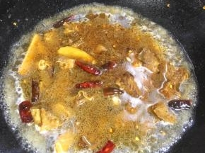 倒入牛骨高汤开大火烧开。
