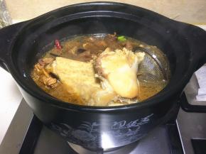 牛腩到入煲汤的牛骨汤煲里，加入配料盒，盖上盖子用小火煲一个小时。