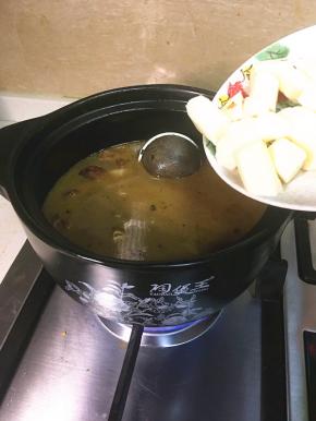 挑去配料，加入去皮切成段的山药，再煲20分钟。