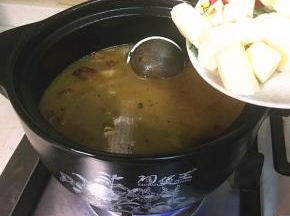 挑去配料，加入去皮切成段的山药，再煲20分钟。