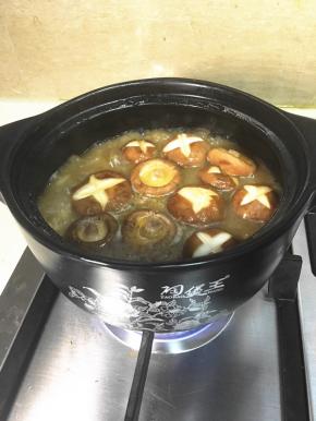 再倒香菇盖上盖子煲10分钟，加盐鸡精调味。