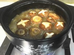 再倒香菇盖上盖子煲10分钟，加盐鸡精调味。