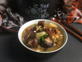 盛碗撒上香葱，即可上桌享用美食。也可直接端锅上桌。