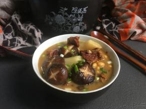 盛碗撒上香葱，即可上桌享用美食。也可直接端锅上桌。