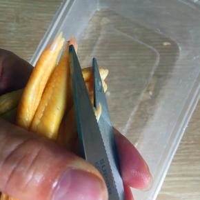 鸭脚用剪刀把脚尖剪去。