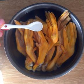 放盐加清水泡20分钟，去除鸭脚的腥味。