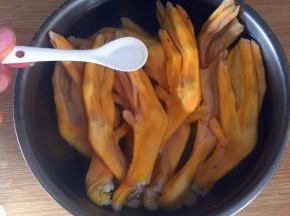 放盐加清水泡20分钟，去除鸭脚的腥味。