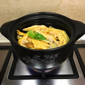 过的鸭脚加葱结加料酒加姜片焯水。