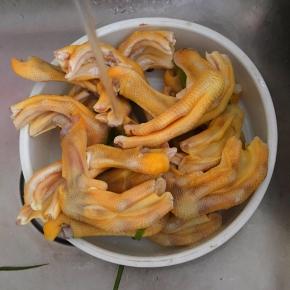 焯过水的鸭脚用清水冲洗干净。