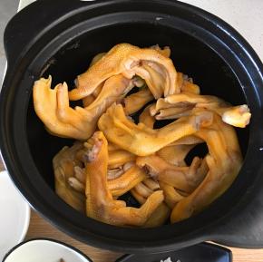 冲洗干净鸭脚加入到砂锅里。