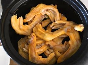冲洗干净鸭脚加入到砂锅里。