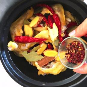 所有的配料加入到砂锅里。