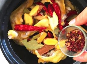 所有的配料加入到砂锅里。