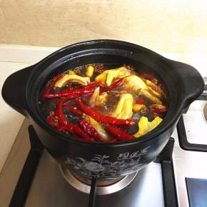 中途可开锅搅拌，把上面的鸭脚翻到锅底。