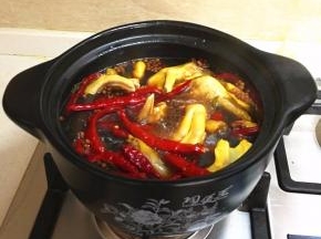 中途可开锅搅拌，把上面的鸭脚翻到锅底。