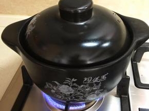 盖上盖子开大火烧开转小火。