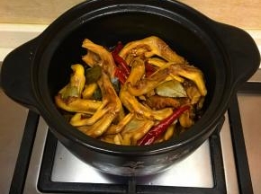 直到把卤汁煮的要干的时候。（约50分钟）