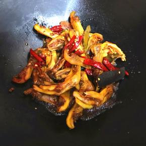 把鸭掌倒入到锅里。