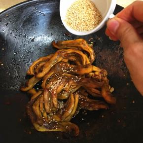 把配料挑出来，炒干水份。