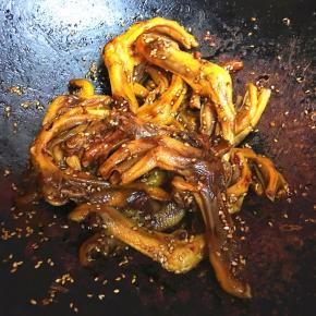 倒入芝麻稍微翻炒一下，让鸭掌沾上芝麻即可。