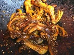 倒入芝麻稍微翻炒一下，让鸭掌沾上芝麻即可。