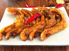 麻辣香甜的卤鸭掌即可上桌。