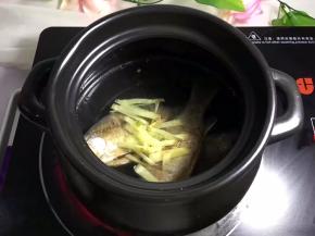 将生姜洗净切粗丝，放入煲中